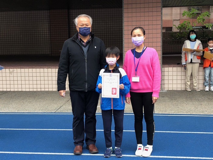 111學年上學期第十八週兒童朝會頒獎圖片
