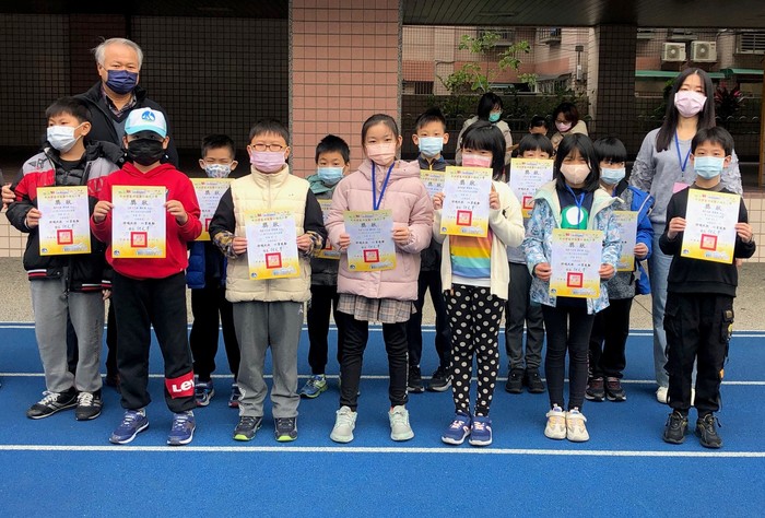 111學年上學期第十八週兒童朝會頒獎圖片