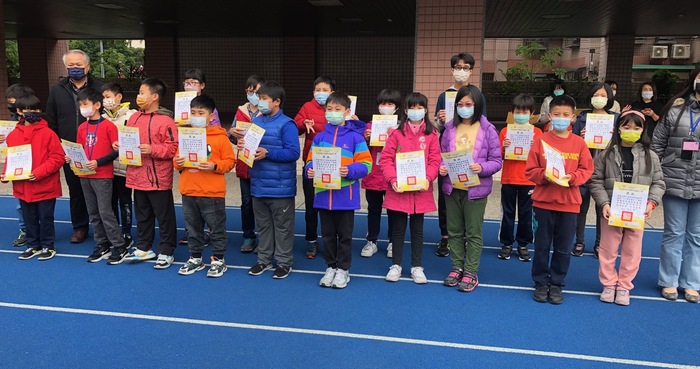 111學年上學期第十八週兒童朝會頒獎圖片