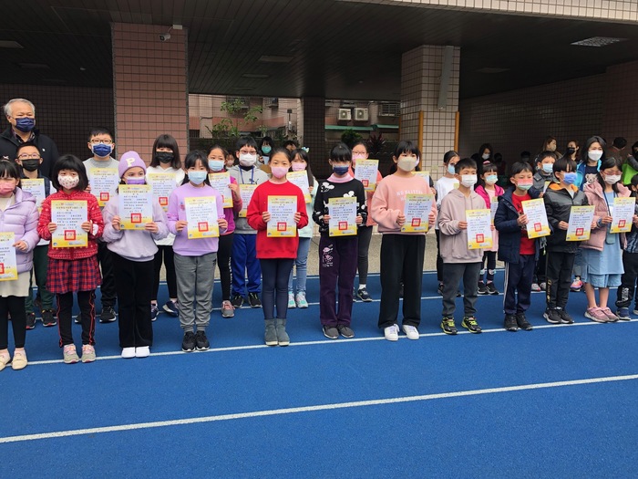 111學年上學期第十八週兒童朝會頒獎圖片